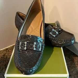 Naturalizer women’s grey python flats